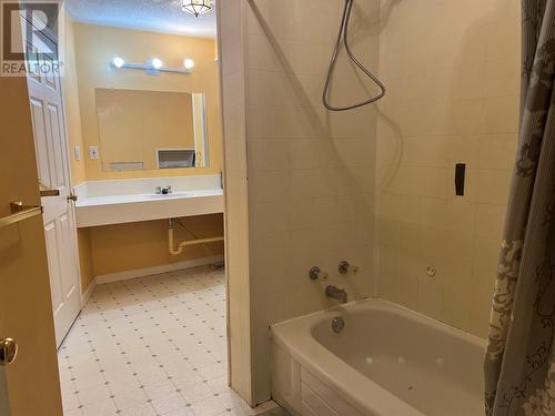 5123 42 Street Ne, Chetwynd, BC - Indoor Photo Showing Bathroom