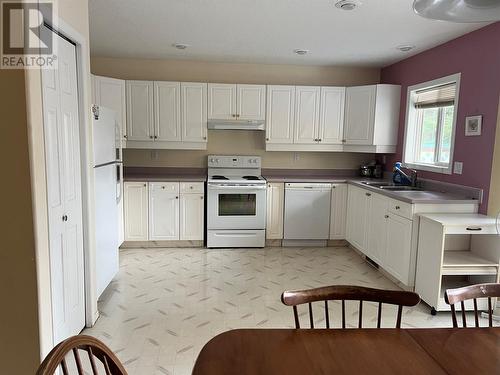 5123 42 Street Ne, Chetwynd, BC - Indoor Photo Showing Kitchen