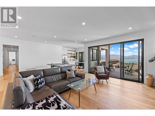 5711 Jasper Way, Kelowna, BC - Indoor Photo Showing Living Room