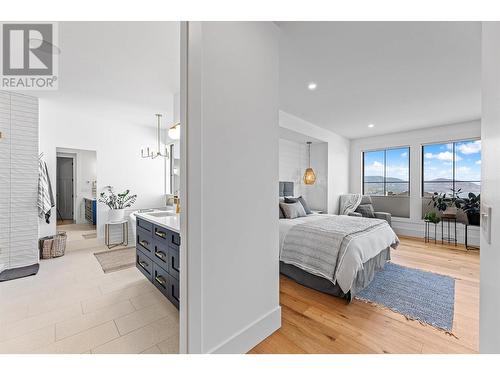 5711 Jasper Way, Kelowna, BC - Indoor Photo Showing Bedroom