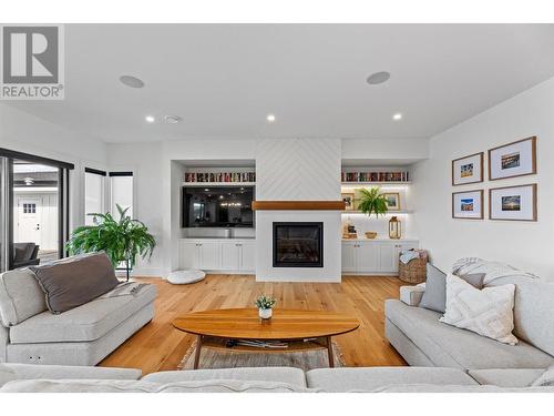 5711 Jasper Way, Kelowna, BC - Indoor Photo Showing Living Room