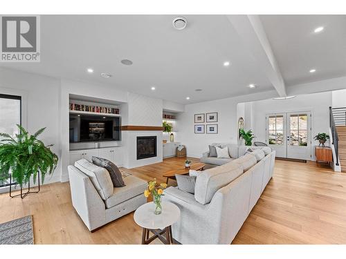 5711 Jasper Way, Kelowna, BC - Indoor Photo Showing Living Room