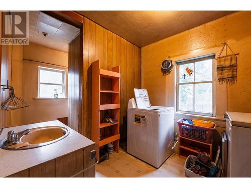 713 Arthur Street, Slocan, BC - Indoor Photo Showing Laundry Room