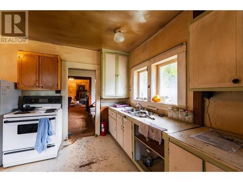 713 Arthur Street, Slocan, BC - Indoor Photo Showing Kitchen With Double Sink