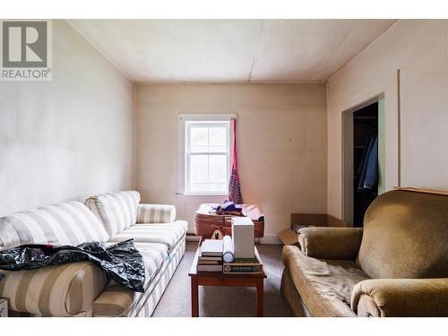 713 Arthur Street, Slocan, BC - Indoor Photo Showing Living Room