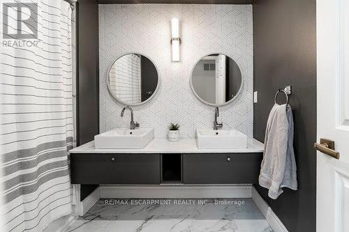 9 Bing Crescent, Hamilton, ON - Indoor Photo Showing Bathroom