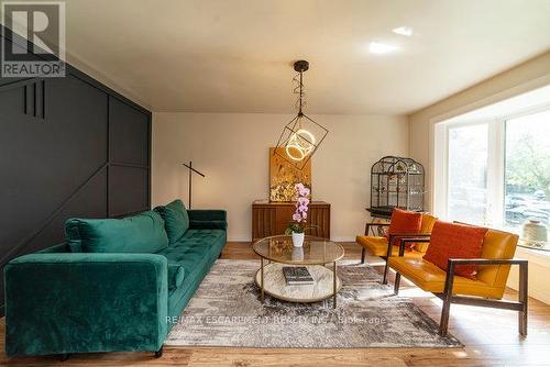 9 Bing Crescent, Hamilton, ON - Indoor Photo Showing Living Room