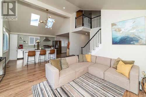 9 Bing Crescent, Hamilton, ON - Indoor Photo Showing Living Room