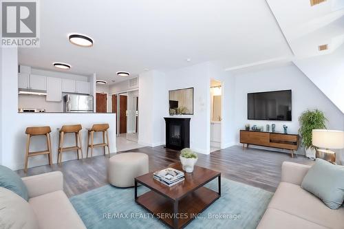 504 - 135 Maitland Street, Toronto, ON - Indoor Photo Showing Living Room