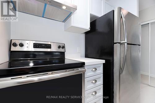 504 - 135 Maitland Street, Toronto, ON - Indoor Photo Showing Kitchen