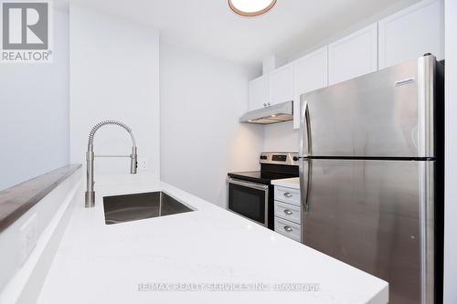 504 - 135 Maitland Street, Toronto, ON - Indoor Photo Showing Kitchen