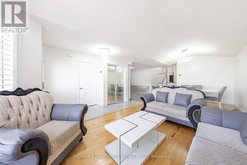 38 Meadowpoint Drive, Hamilton, ON - Indoor Photo Showing Living Room