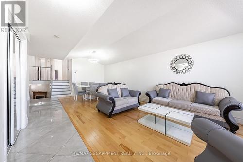 38 Meadowpoint Drive, Hamilton, ON - Indoor Photo Showing Living Room