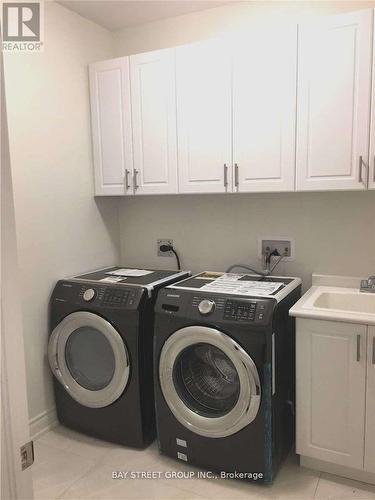 7 Yarrow Lane, East Gwillimbury, ON - Indoor Photo Showing Laundry Room