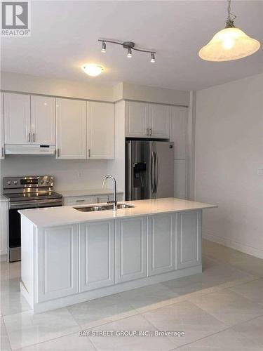 7 Yarrow Lane, East Gwillimbury, ON - Indoor Photo Showing Kitchen With Double Sink