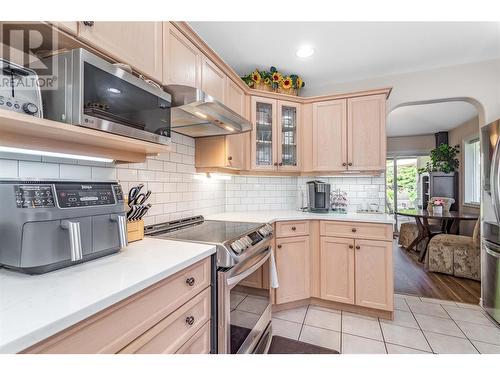 4043 Gallaghers Terrace, Kelowna, BC - Indoor Photo Showing Kitchen