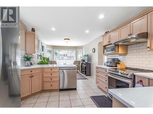 4043 Gallaghers Terrace, Kelowna, BC - Indoor Photo Showing Kitchen