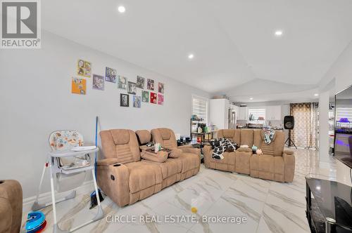 740 Revland Drive, Tecumseh, ON - Indoor Photo Showing Living Room