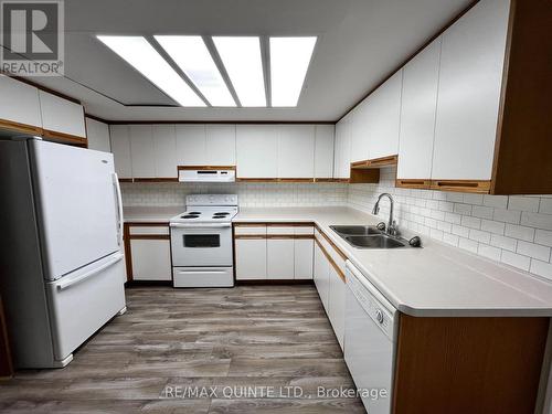 30 - 31 Keegan Parkway, Belleville, ON - Indoor Photo Showing Kitchen With Double Sink