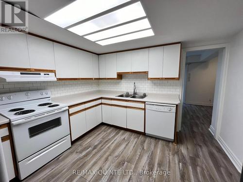 30 - 31 Keegan Parkway, Belleville, ON - Indoor Photo Showing Kitchen With Double Sink