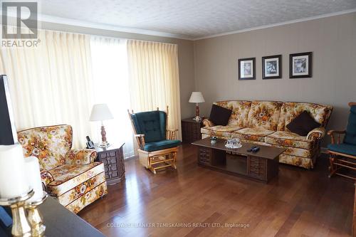 416 Cecil Street, Temiskaming Shores, ON - Indoor Photo Showing Living Room