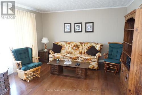 416 Cecil Street, Temiskaming Shores, ON - Indoor Photo Showing Living Room