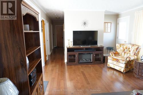 416 Cecil Street, Temiskaming Shores, ON - Indoor Photo Showing Living Room