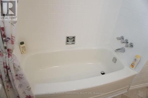 416 Cecil Street, Temiskaming Shores, ON - Indoor Photo Showing Bathroom