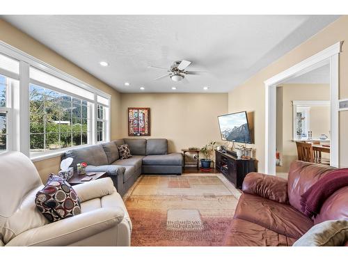 3733 Highway 3, Erickson, BC - Indoor Photo Showing Living Room