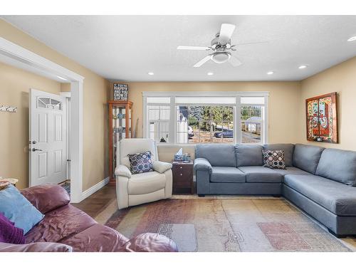 3733 Highway 3, Erickson, BC - Indoor Photo Showing Living Room