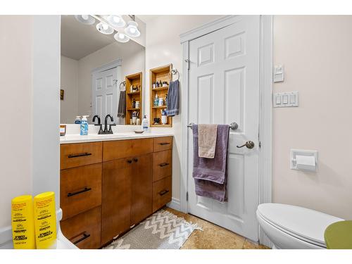 3733 Highway 3, Erickson, BC - Indoor Photo Showing Bathroom