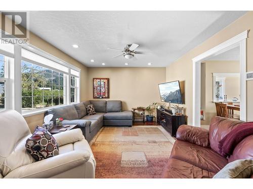 3733 3 Highway, Erickson, BC - Indoor Photo Showing Living Room