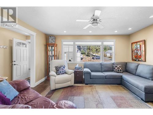 3733 3 Highway, Erickson, BC - Indoor Photo Showing Living Room