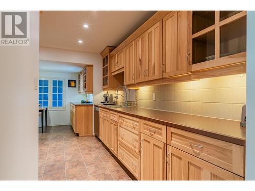 1007 Regan  Crescent, Trail, BC - Indoor Photo Showing Kitchen