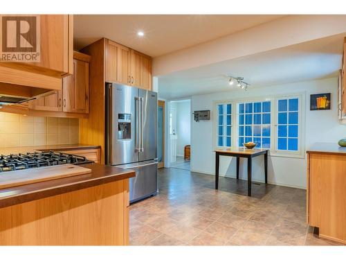 1007 Regan  Crescent, Trail, BC - Indoor Photo Showing Kitchen