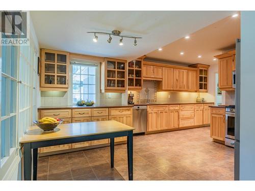 1007 Regan  Crescent, Trail, BC - Indoor Photo Showing Kitchen