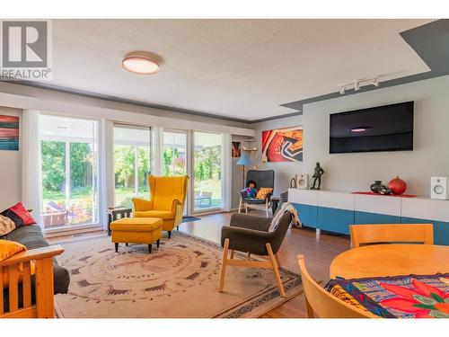 1007 Regan  Crescent, Trail, BC - Indoor Photo Showing Living Room