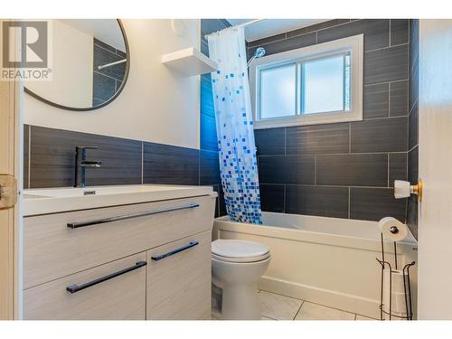 1007 Regan  Crescent, Trail, BC - Indoor Photo Showing Bathroom