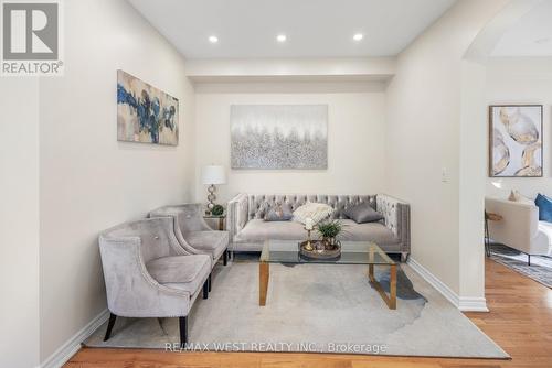 32 Hatton Court, Brampton, ON - Indoor Photo Showing Living Room