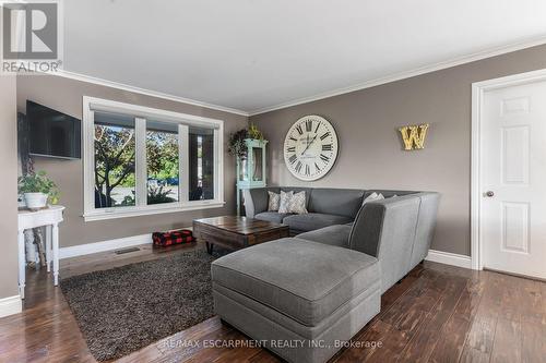 34 Killins Street, West Lincoln, ON - Indoor Photo Showing Living Room