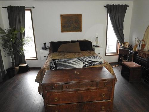 3745 Highway 97A Road, Spallumcheen, BC - Indoor Photo Showing Bedroom