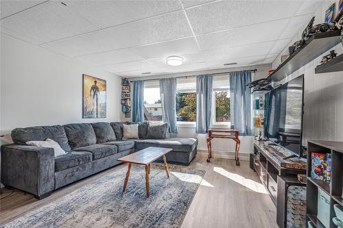 139 Cleland Drive, Penticton, BC - Indoor Photo Showing Living Room