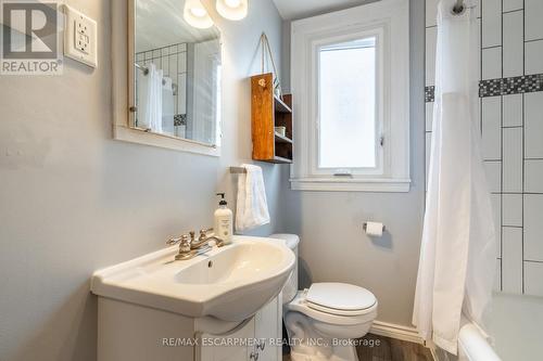 305 Wexford Avenue S, Hamilton, ON - Indoor Photo Showing Bathroom