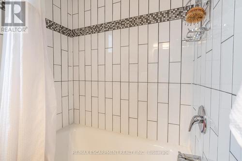 305 Wexford Avenue S, Hamilton, ON - Indoor Photo Showing Bathroom