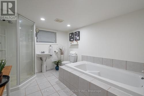 305 Wexford Avenue S, Hamilton, ON - Indoor Photo Showing Bathroom