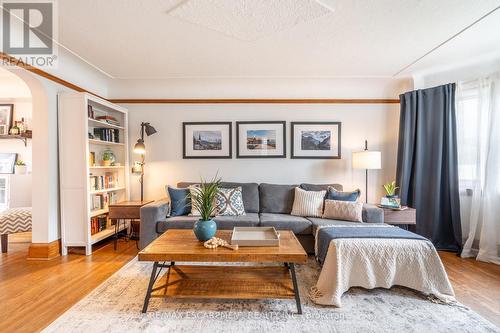 305 Wexford Avenue S, Hamilton, ON - Indoor Photo Showing Living Room