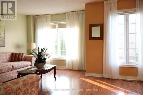 49 Guildpark Pathway, Toronto, ON - Indoor Photo Showing Living Room