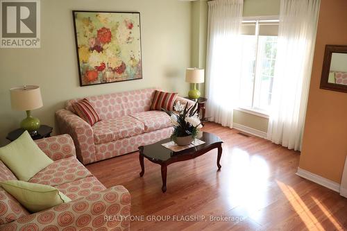 49 Guildpark Pathway, Toronto, ON - Indoor Photo Showing Living Room