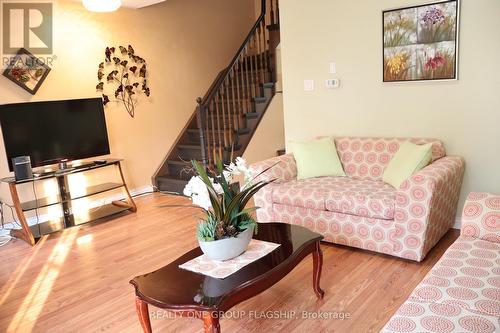 49 Guildpark Pathway, Toronto, ON - Indoor Photo Showing Living Room