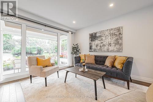 3472 Spruce Avenue, Burlington, ON - Indoor Photo Showing Living Room